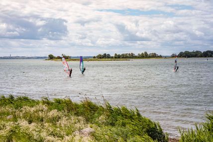 Windsurfer in Westerbergen auf dem Wasser