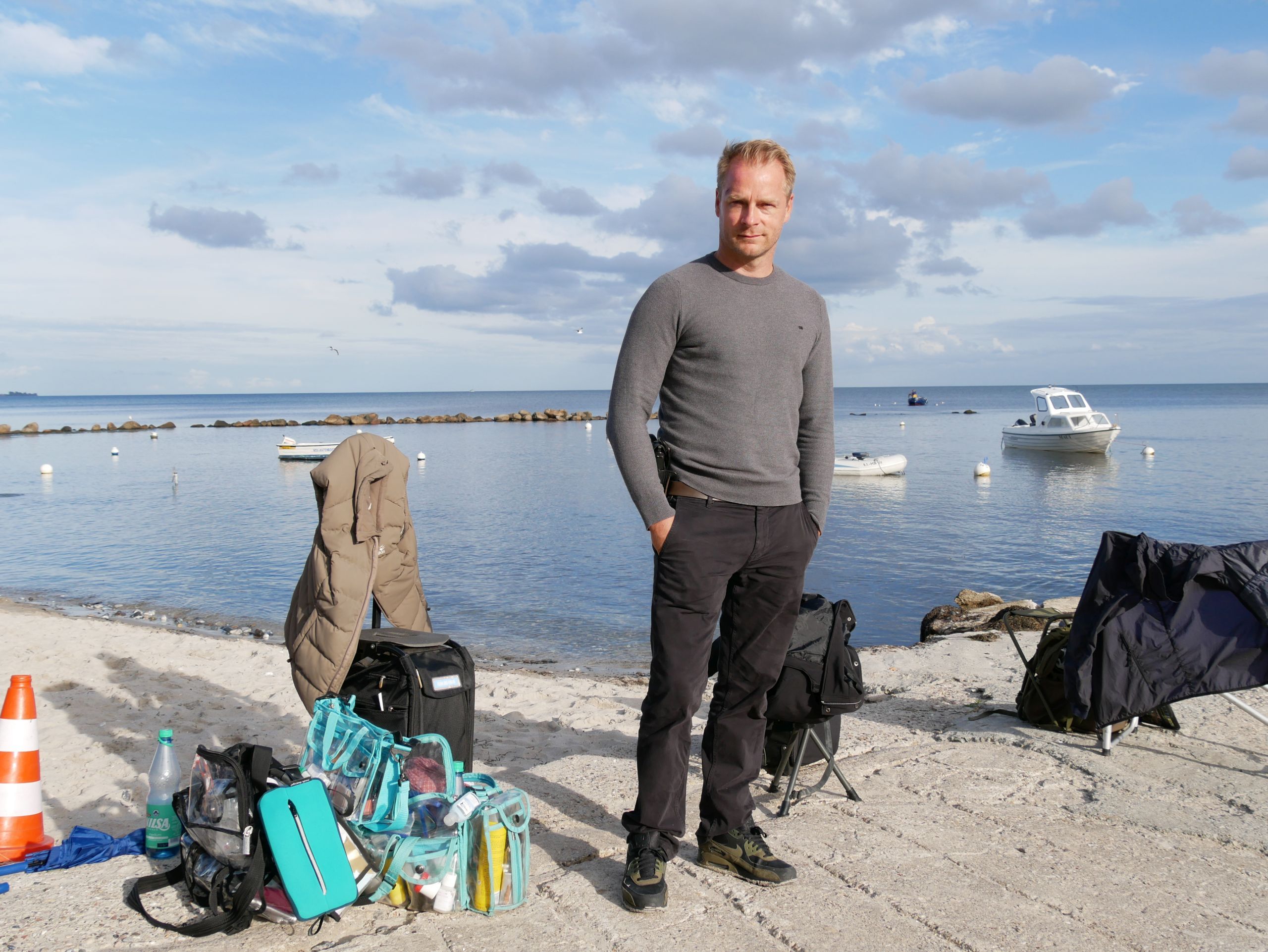 Schauspieler Hinnerk Schönemann beim Dreh von Nord bei Nordwest auf Fehmarn