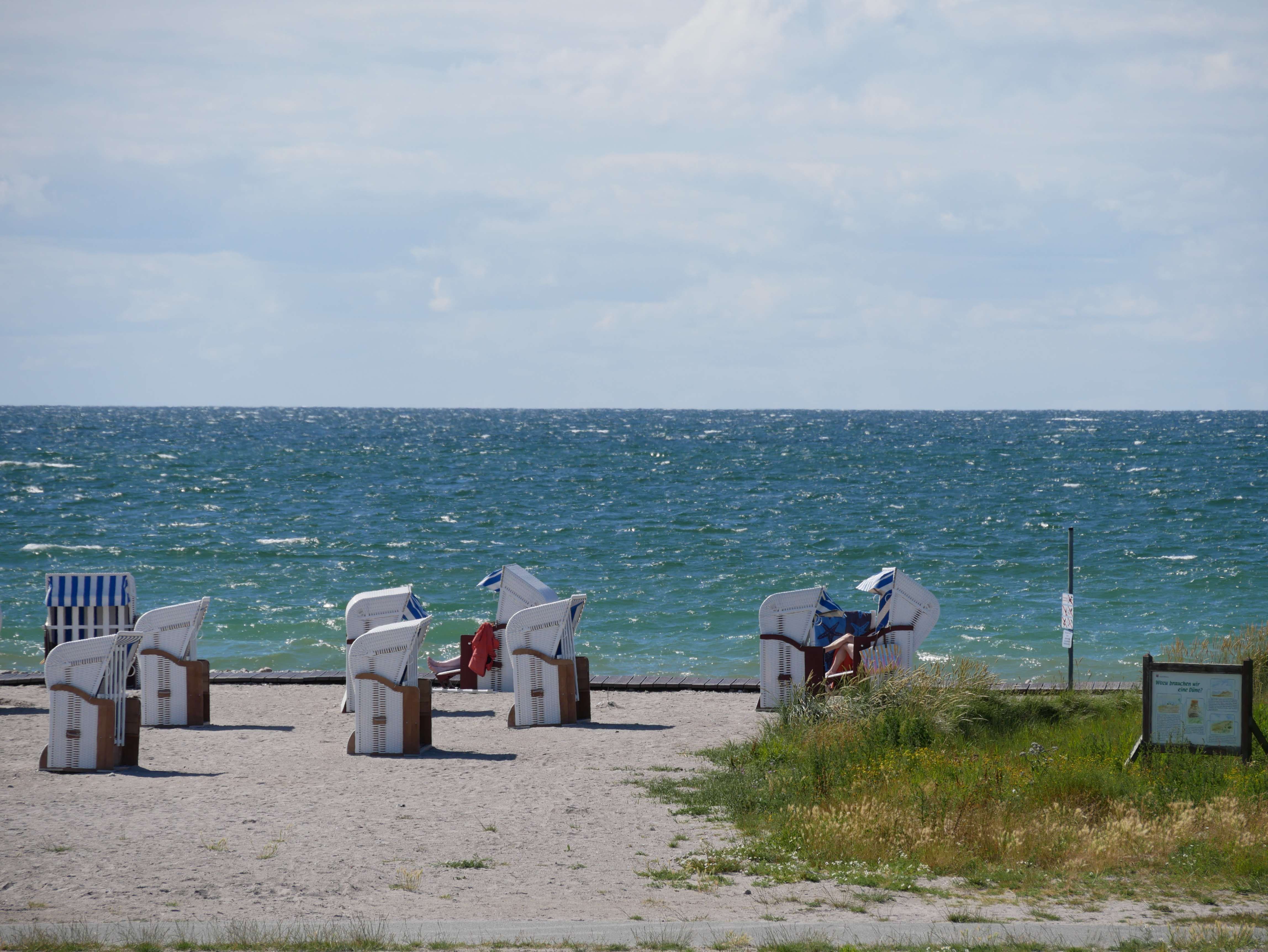 Strand mit Strand·körben zum gemütlichen Sitzen