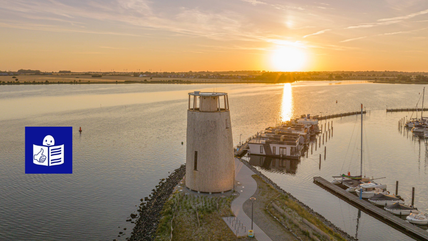 Aussichtsturm Utkieker an der Yachthafenpromenade bei Sonnenuntergang