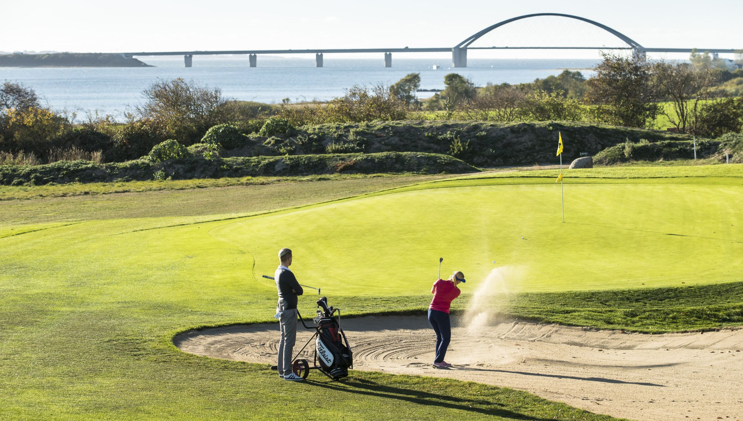 Golfen auf dem Golfplatz in Wulfen mit Blick auf die Fehmarnsundbrücke