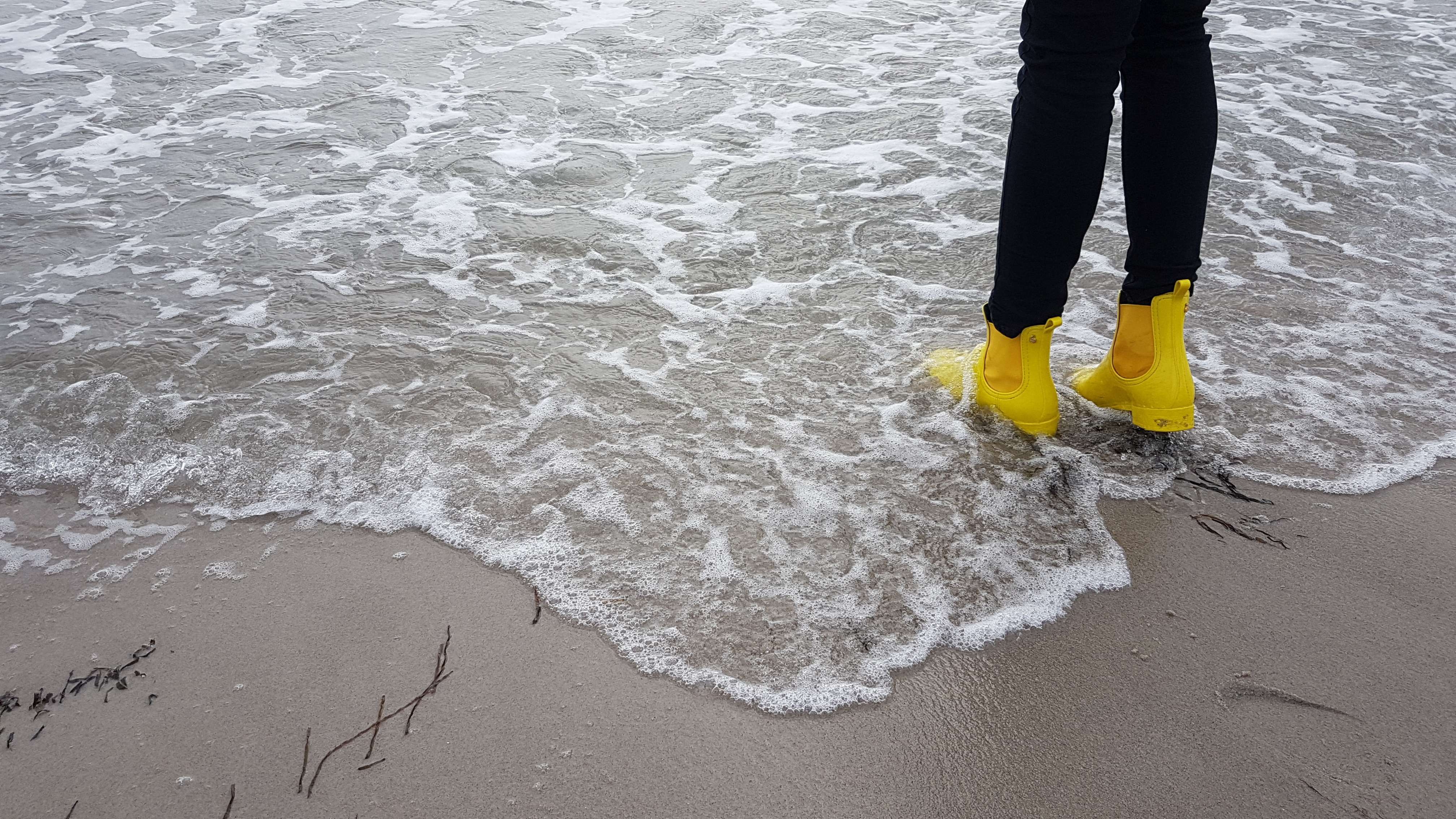 Mit Gummistiefeln am Südstrand auf Fehmarn 