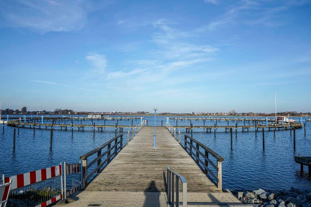 Rundsteg am Yachthafen in Burgtiefe auf Fehmarn