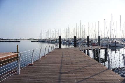 Steg im Yachthafen Burgtiefe auf Fehmarn