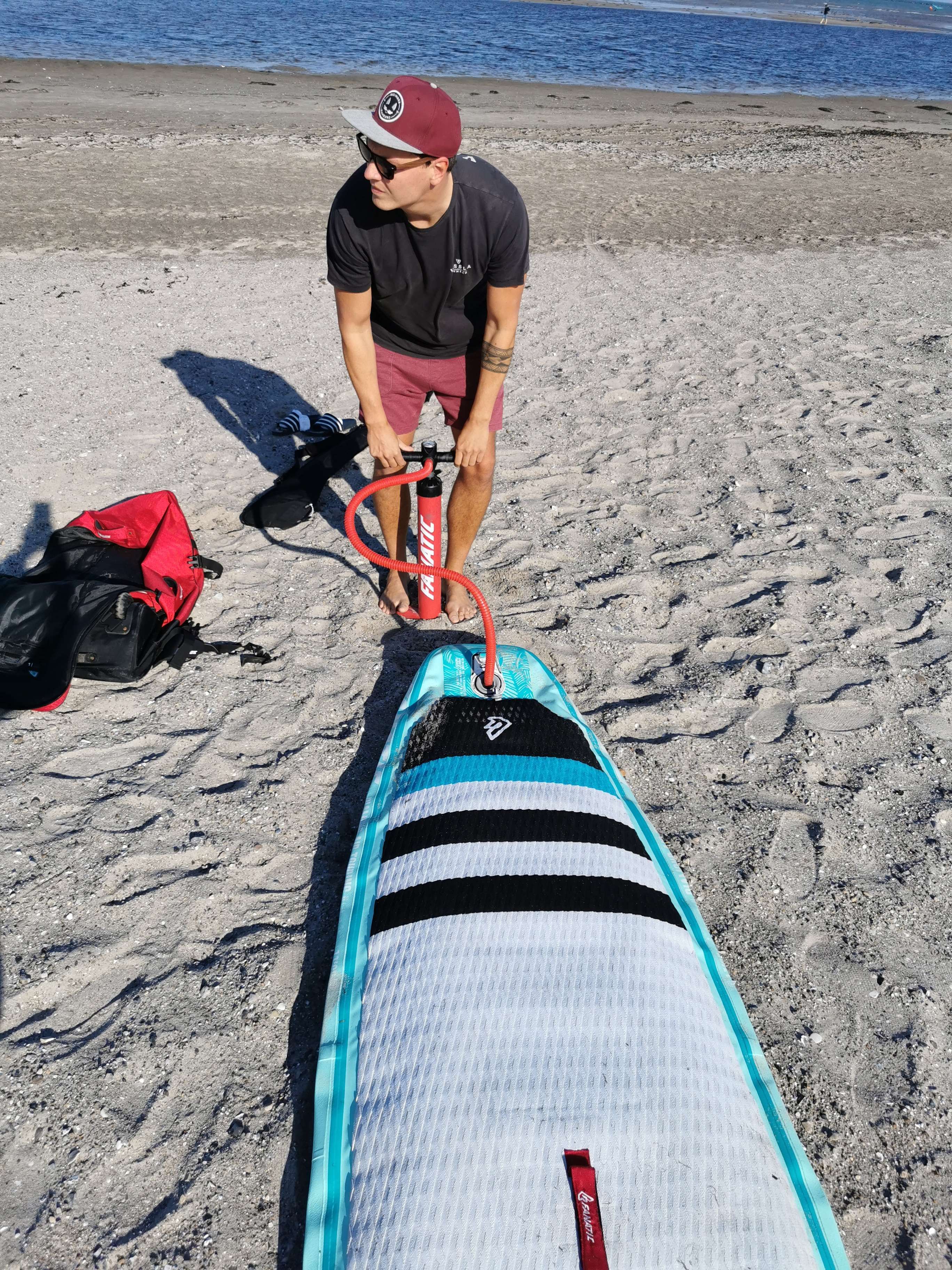 SUP aufpumpen am Strand auf Fehmarn 