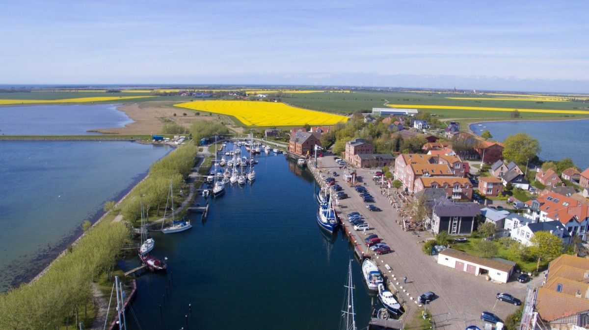 Der Hafen Orth auf Fehmarn