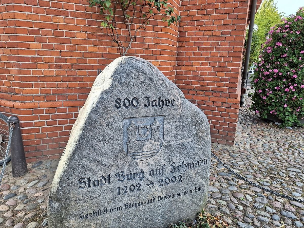 Rathaus Fehmarn, Denkmal 800 Jahre Stadt Fehmarn