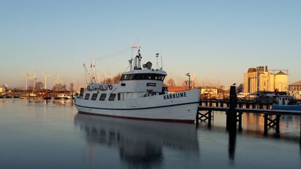 MS Karoline im Hafen Burgstaaken