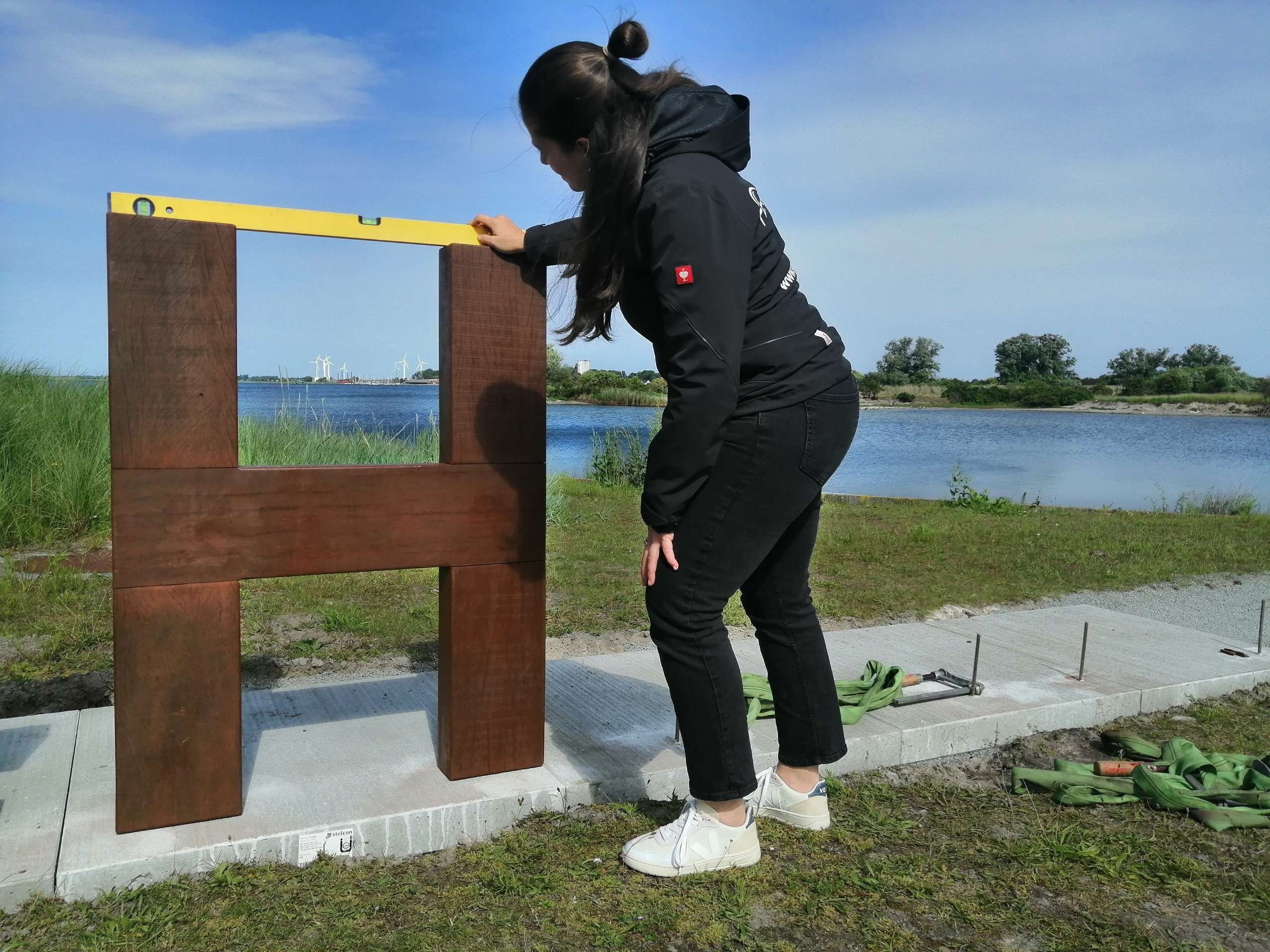 Aufbau des Fehmarnschriftzugs in Burgtiefe auf Fehmarn