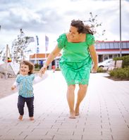 Fehmarn-Bloggerin Conny mit ihrer Tochter auf der Yachthafenpromenade in Burgtiefe