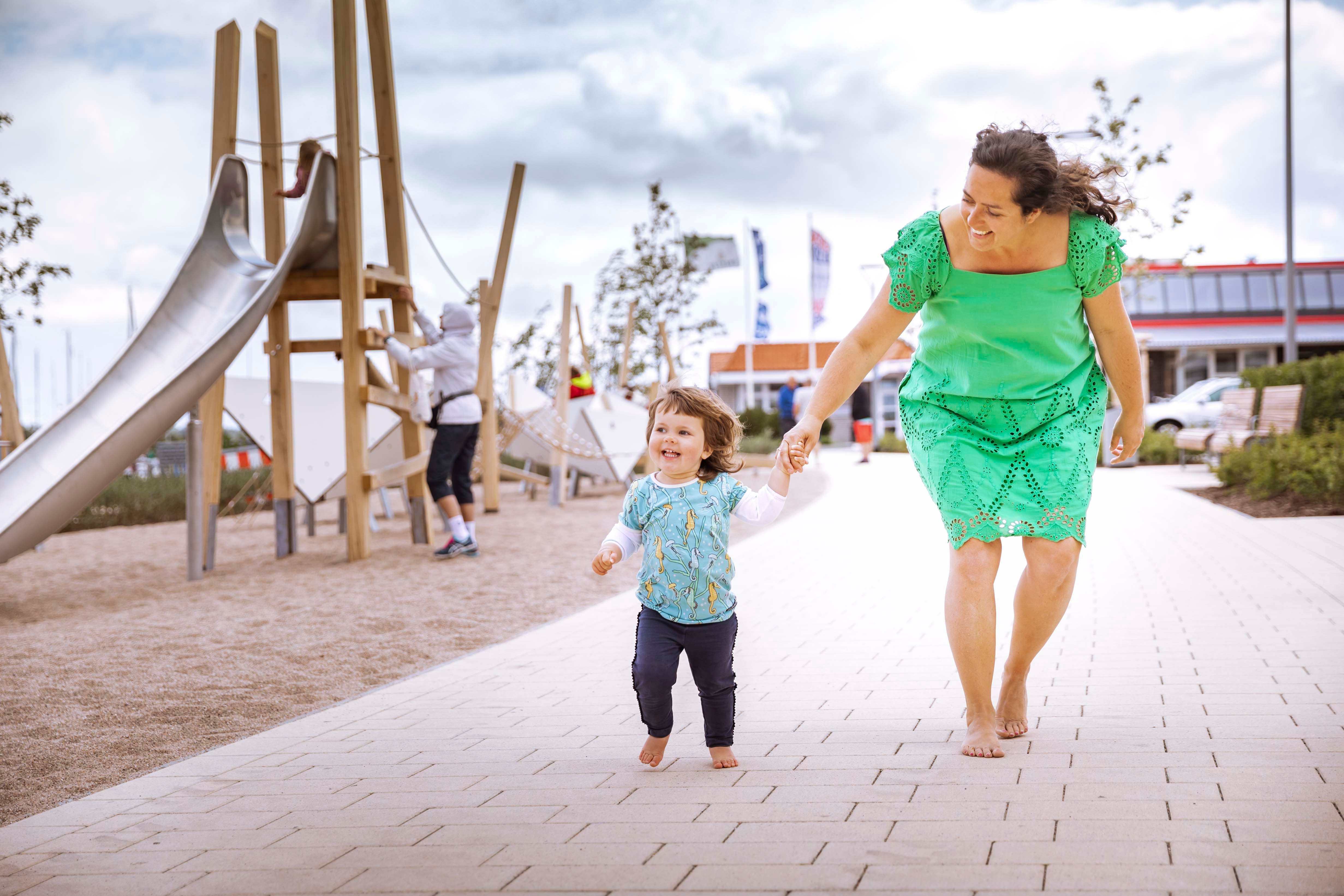 Fehmarn-Bloggerin Conny mit ihrer Tochter auf der Yachthafenpromenade in Burgtiefe