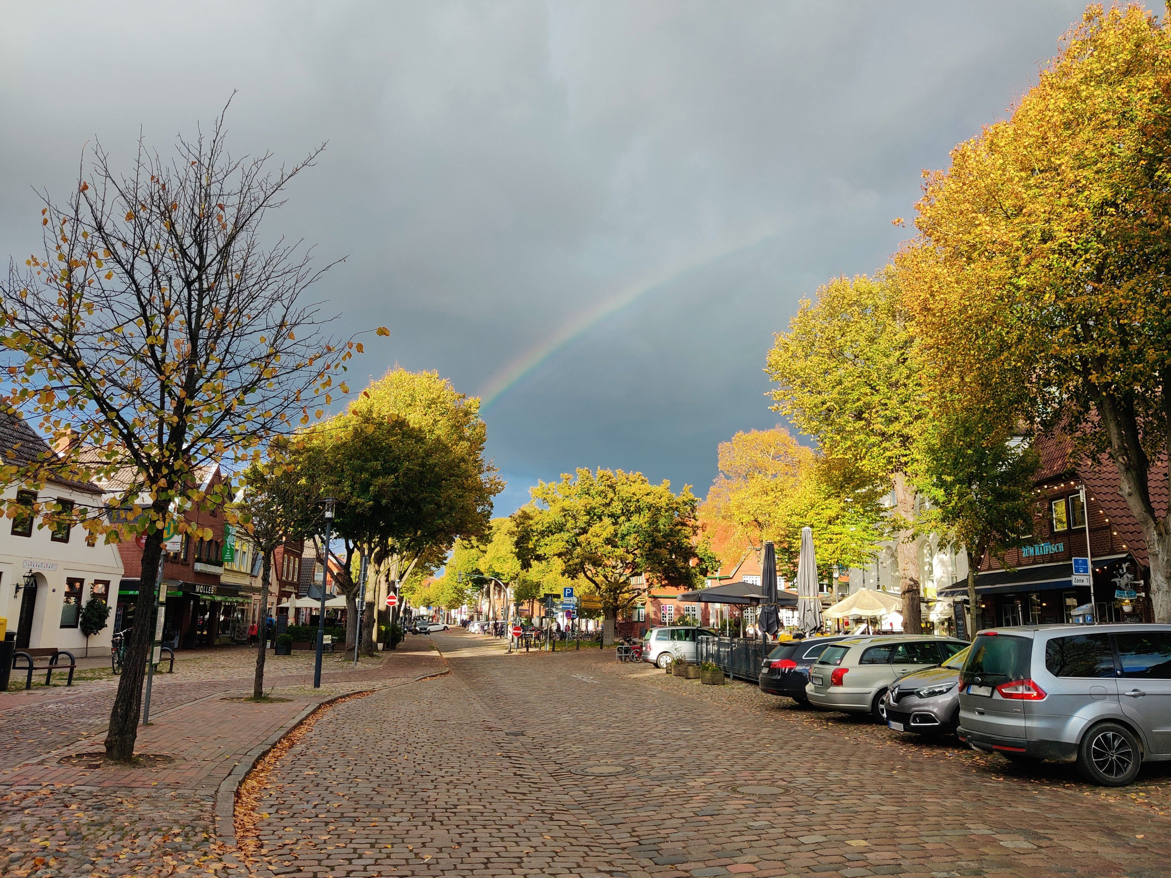 Regenbogen über der Burger Altstadt im Herbst.