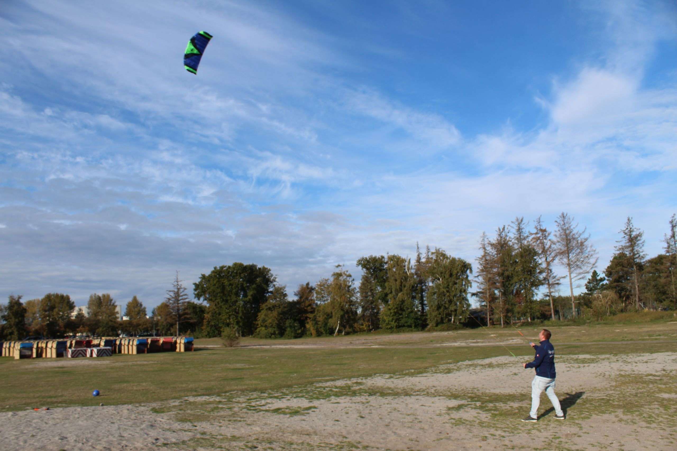 Drachensteigen auf der Spielwiese am Südstrand auf Fehmarn