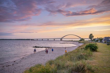 Fehmarnsundbrücke und Strand Fehmarnsund bei Sonnenuntergang