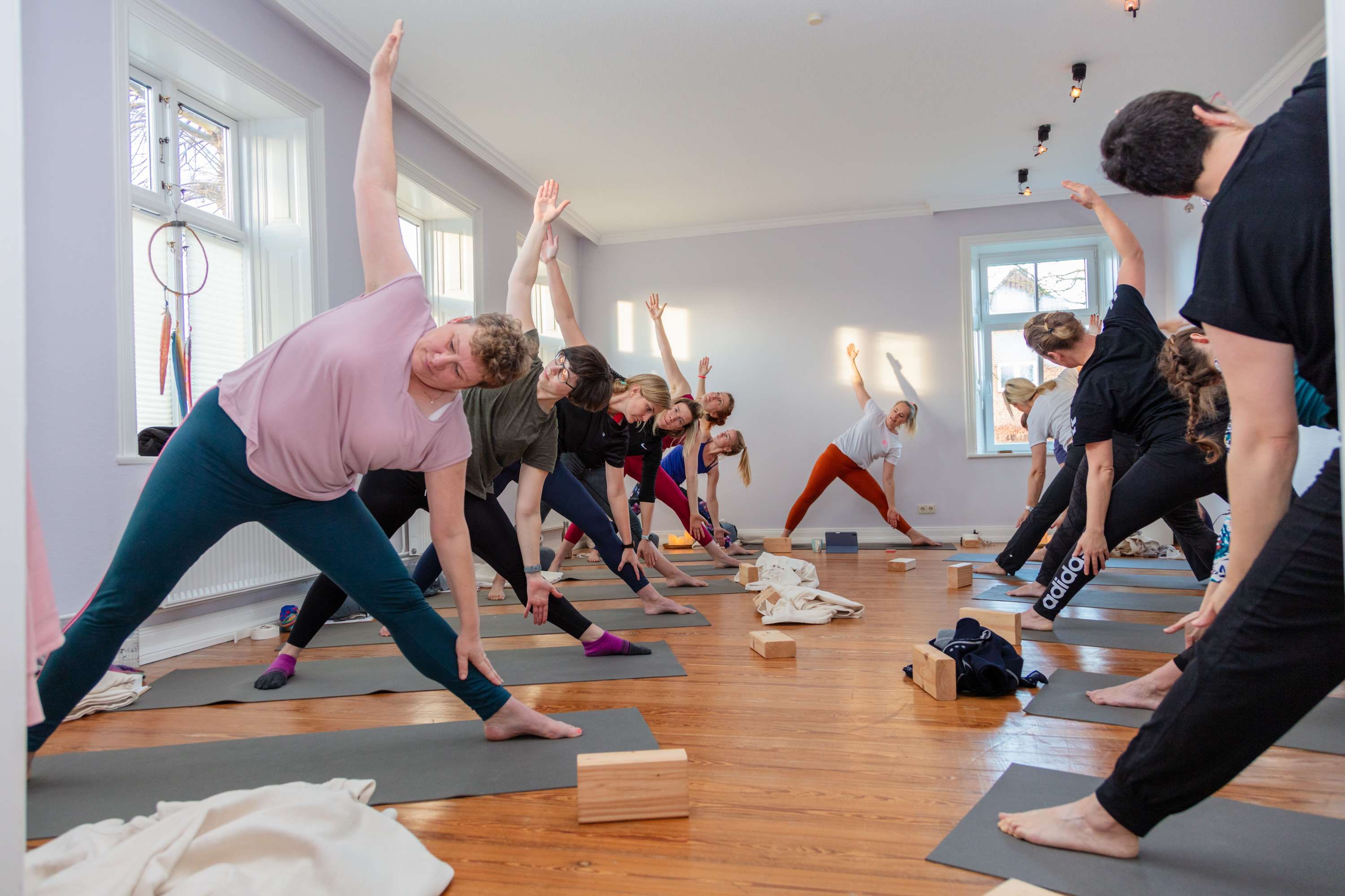 Mehrere Personen machen einen Yogakurs auf dem Osterhof in Dänschendorf