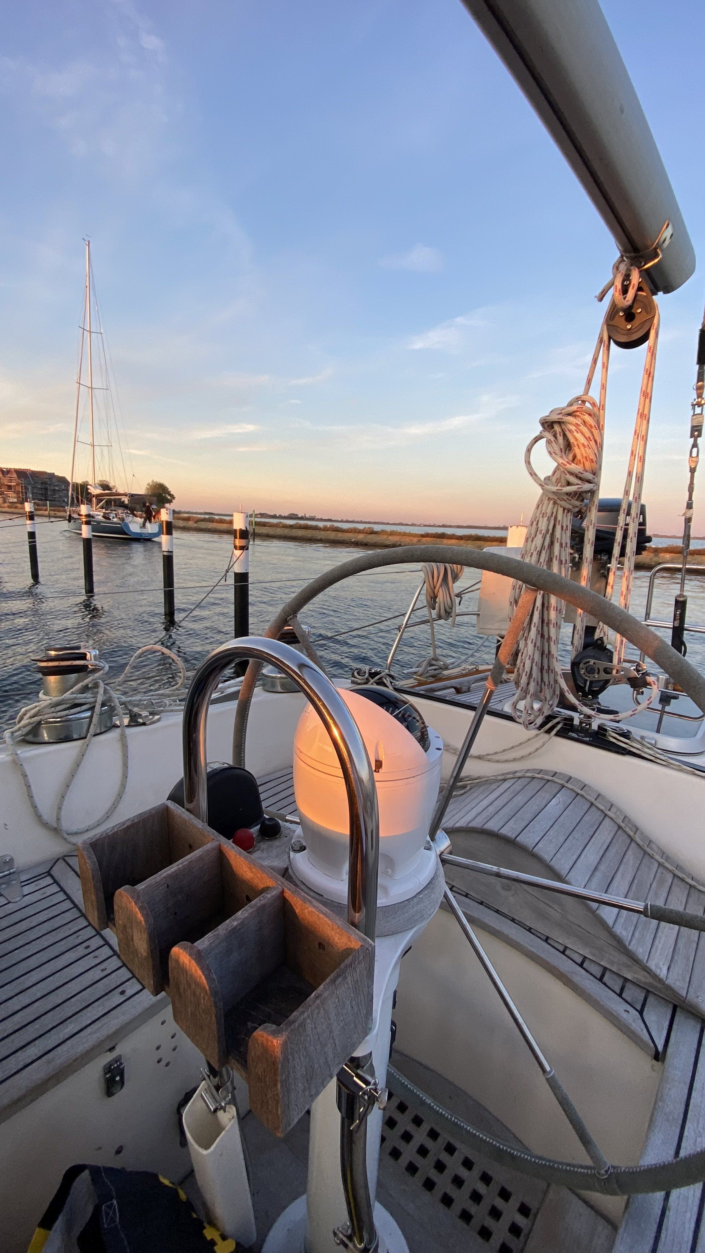 Yacht im Hafen von Orth auf Fehmarn