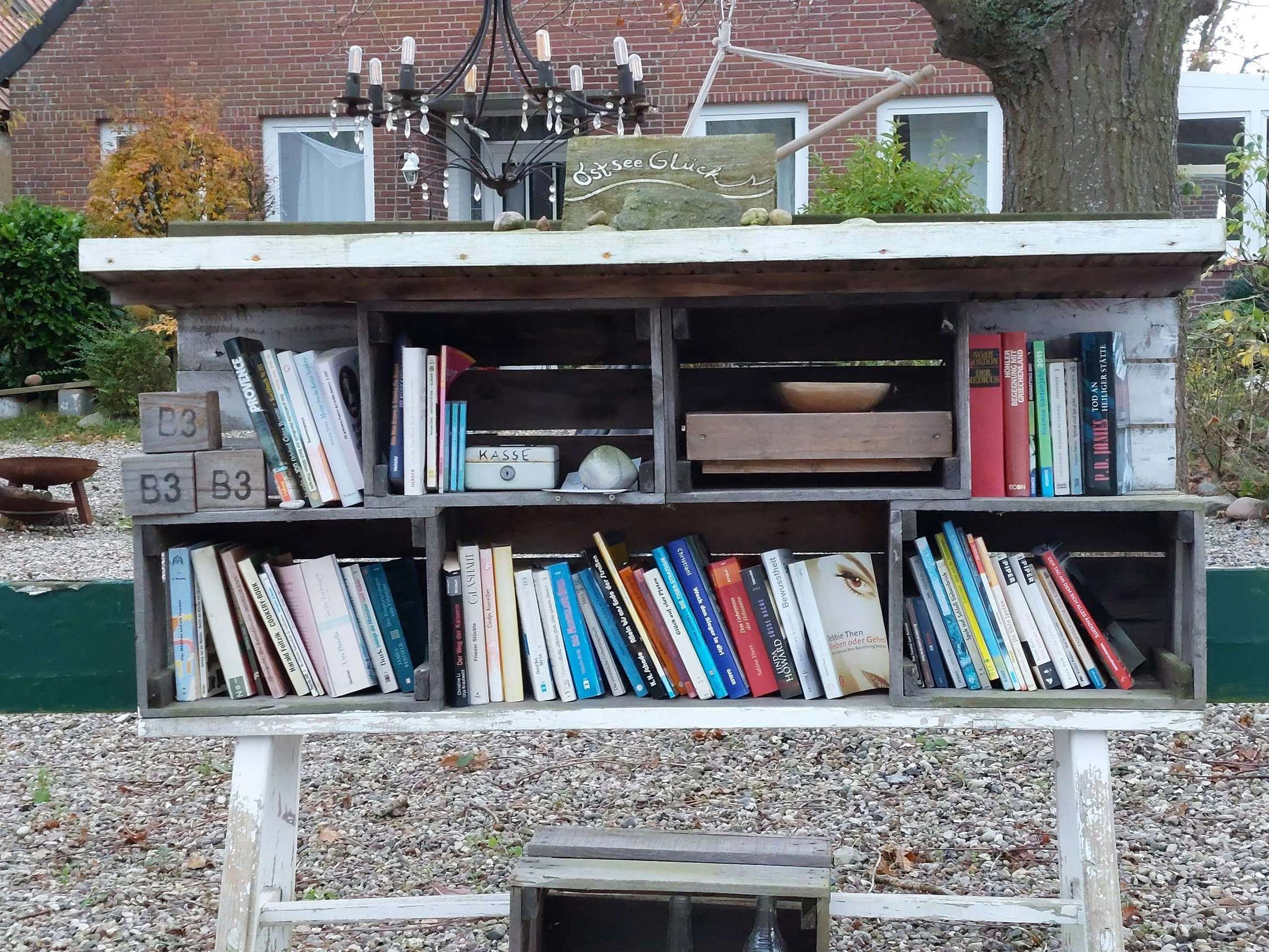 Das Büchertauschregal "Ostseeglück" in Schlagsdorf