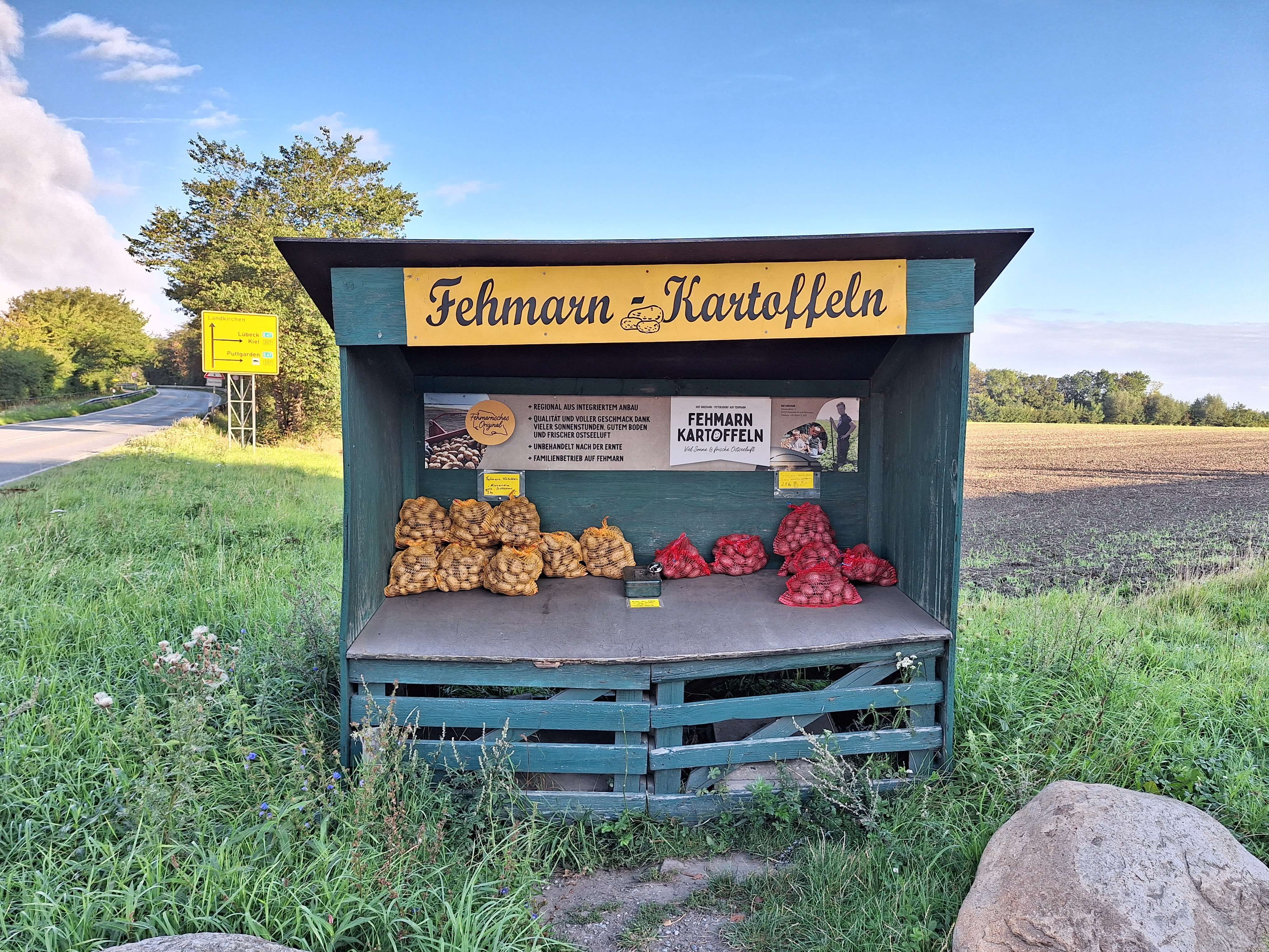 Verkaufsstand mit Fehmarn-Kartoffeln