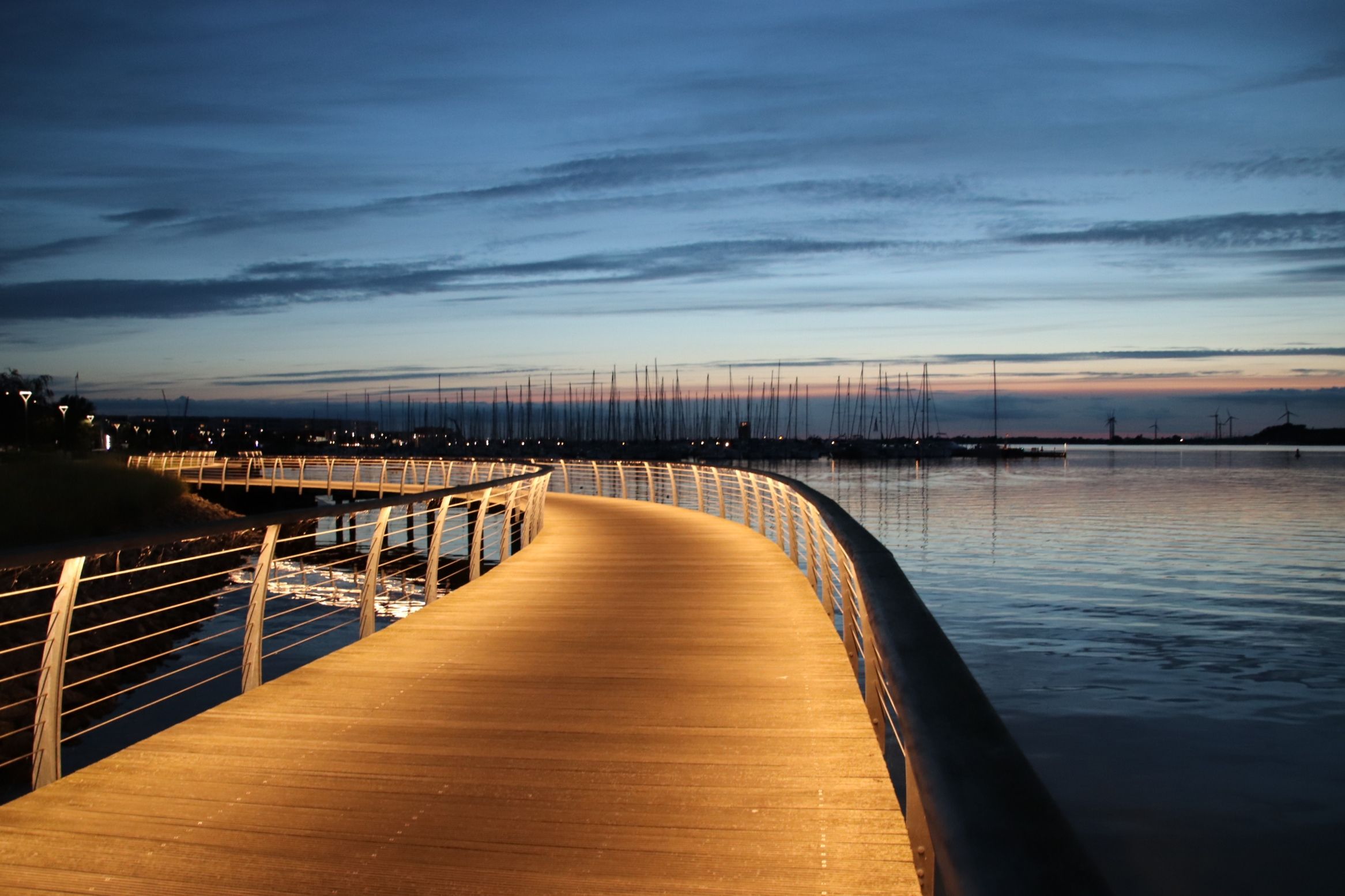 Beleuchteter Steg an der Yachthafenpromenade in Burgtiefe auf Fehmarn