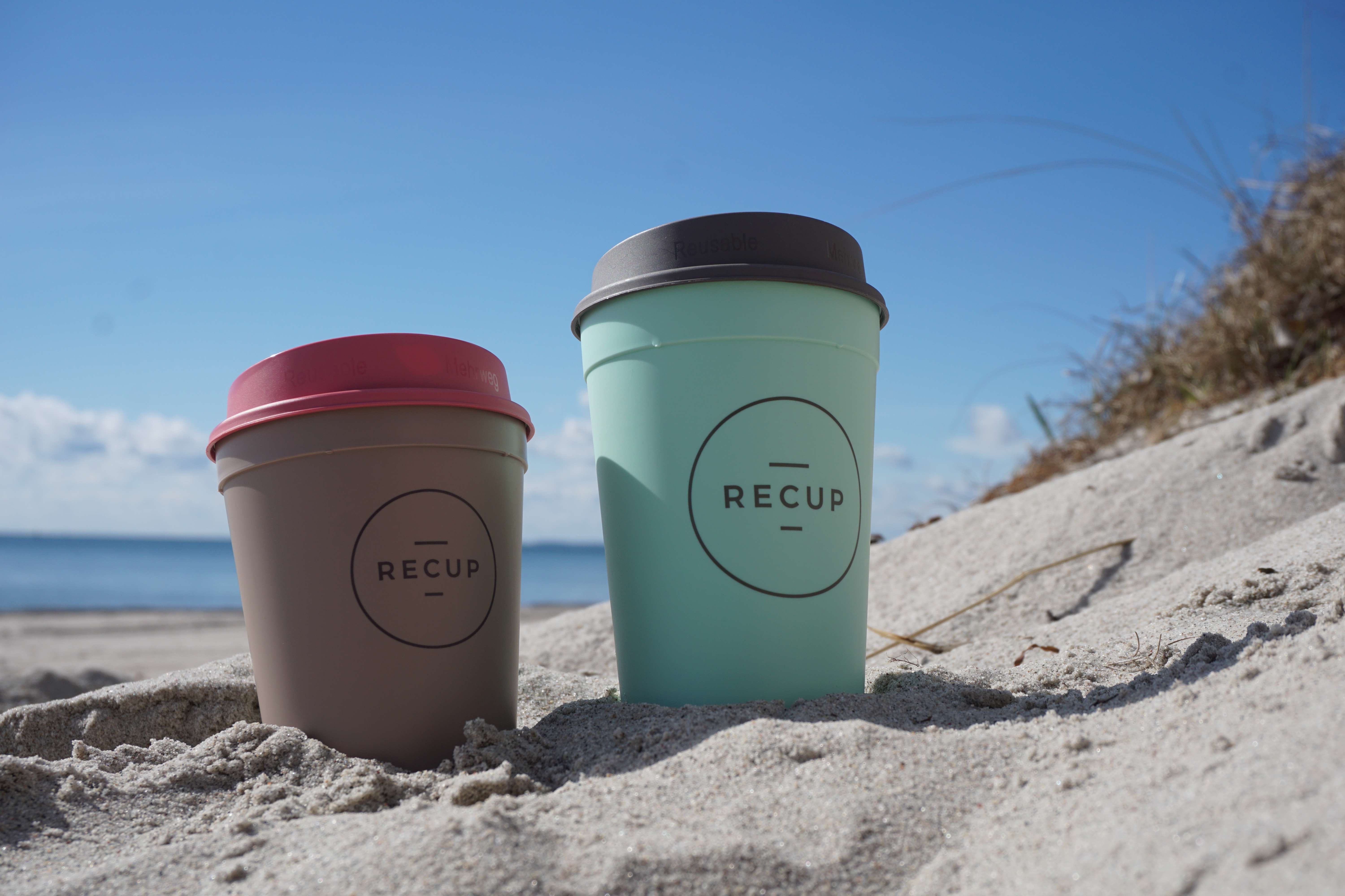 Recup Mehrwegbecher am Strand