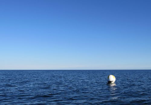 Blauer Himmel und blaue Ostsee vor Fehmarn