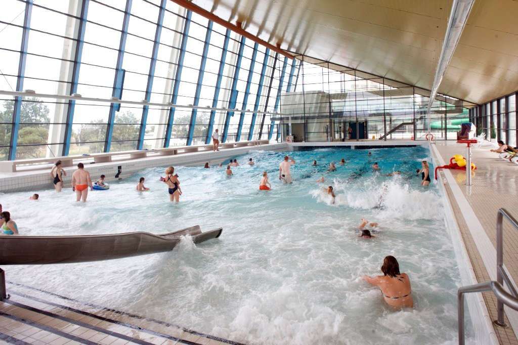 Badegäste im Meerwasserwellenbad der FehMare Badewelt am Südstrand. 