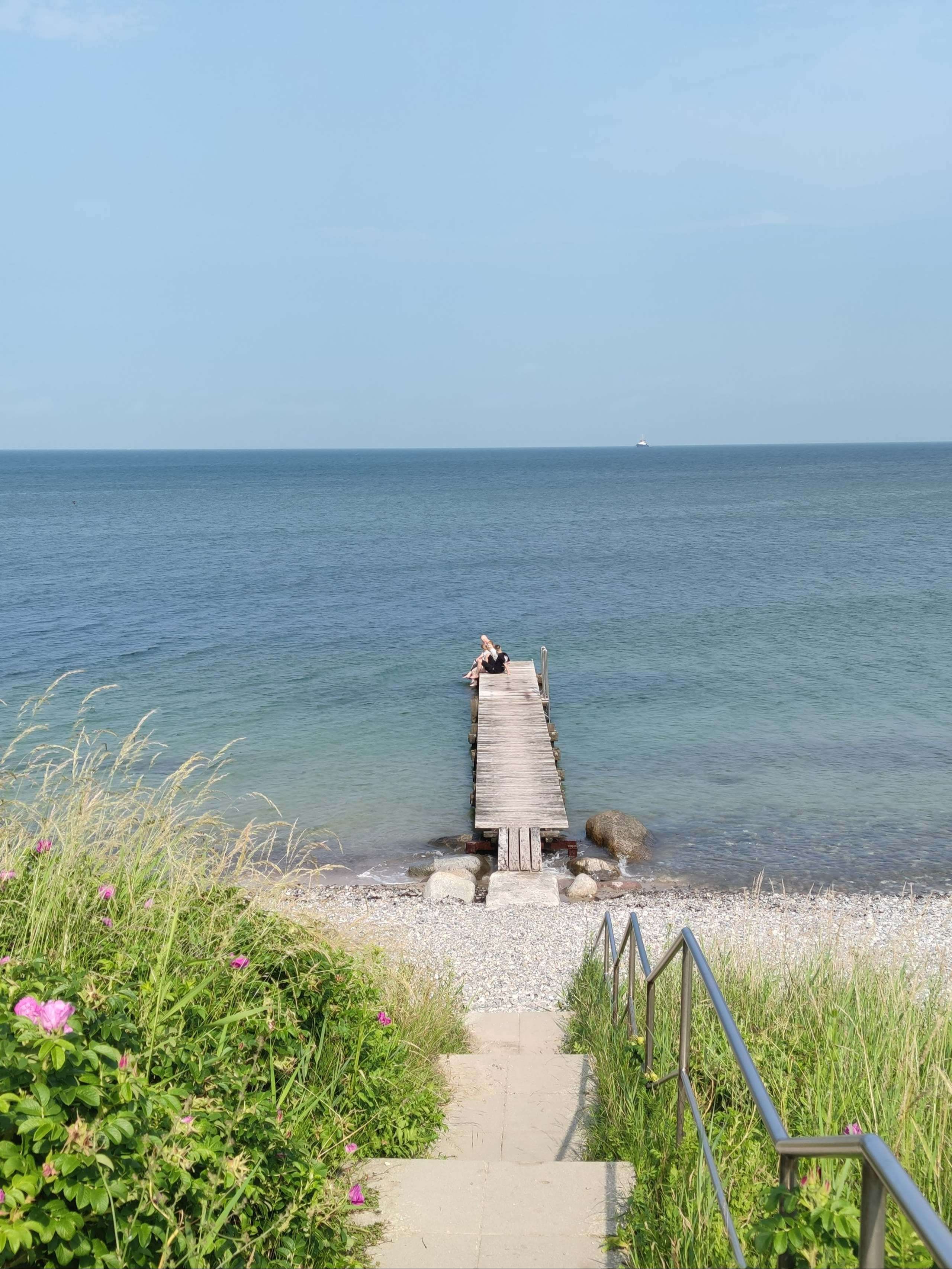 Steg am Strand von Marienleuchte im Sommer auf Fehmarn