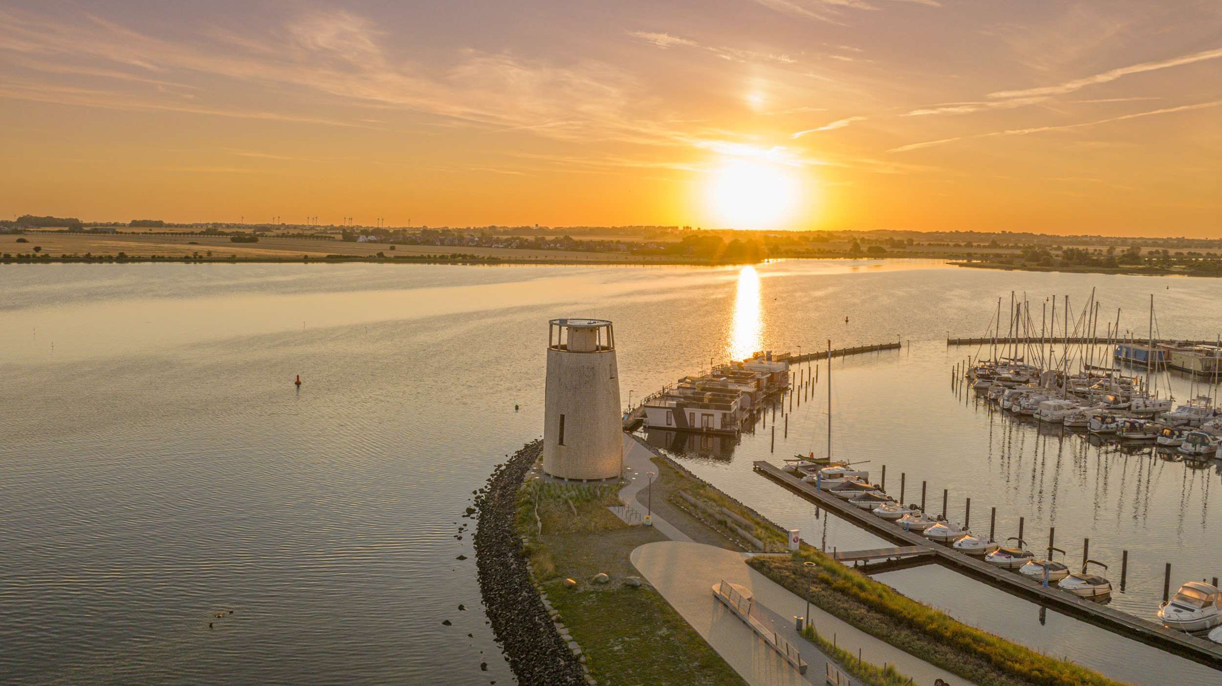 Aussichtsturm Utkieker an der Yachthafenpromenade bei Sonnenuntergang