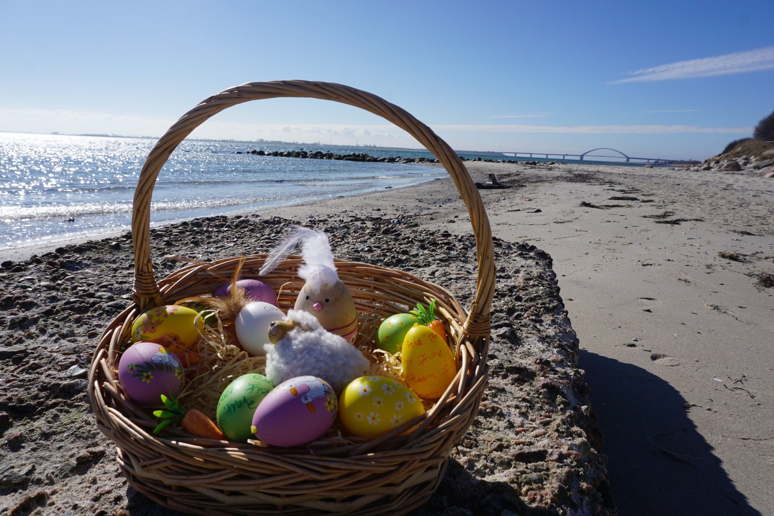 Osterkorb am Strand von Wulfen auf Fehmarn