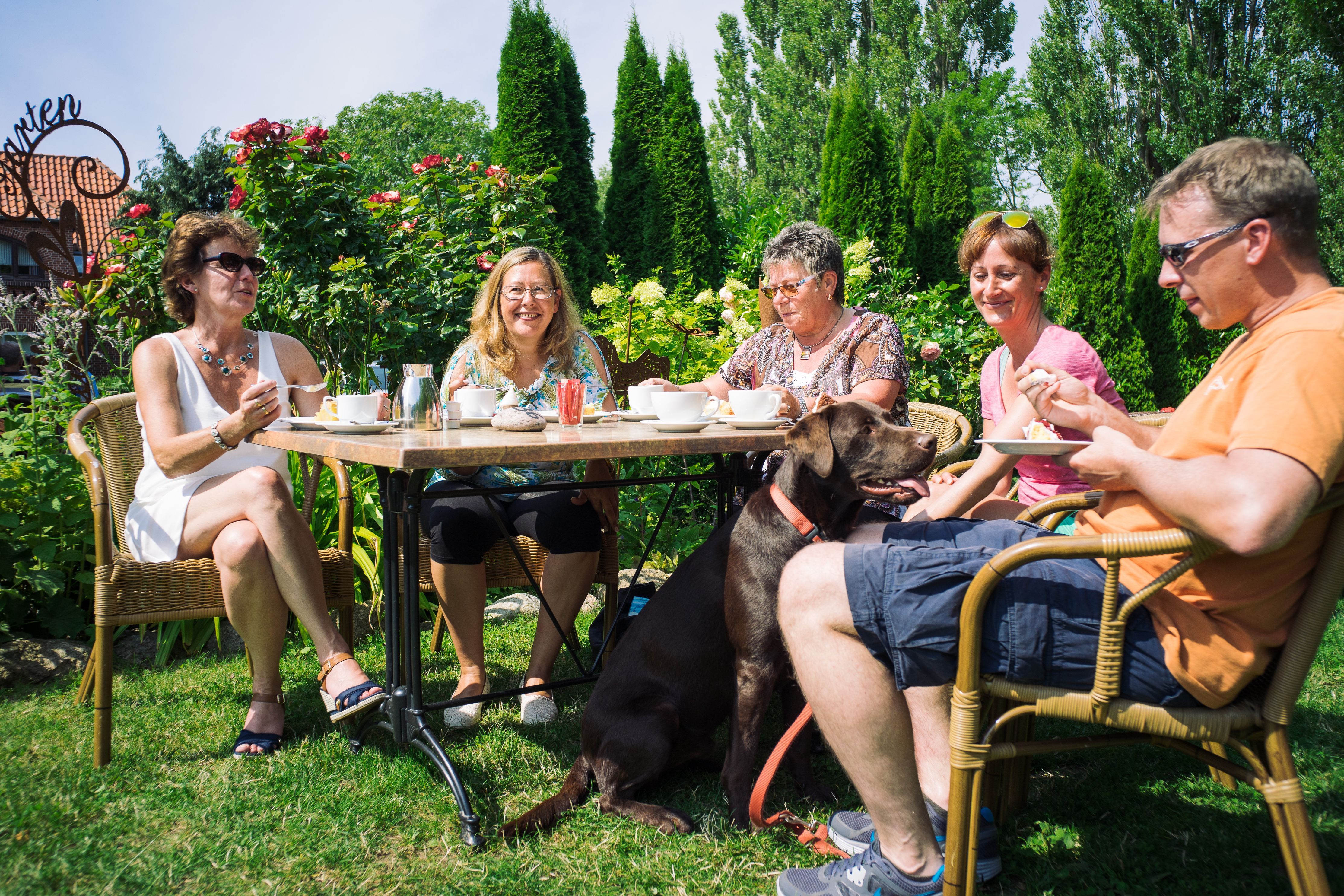 Kaffee und Kuchen im Hofcafé mit Hund