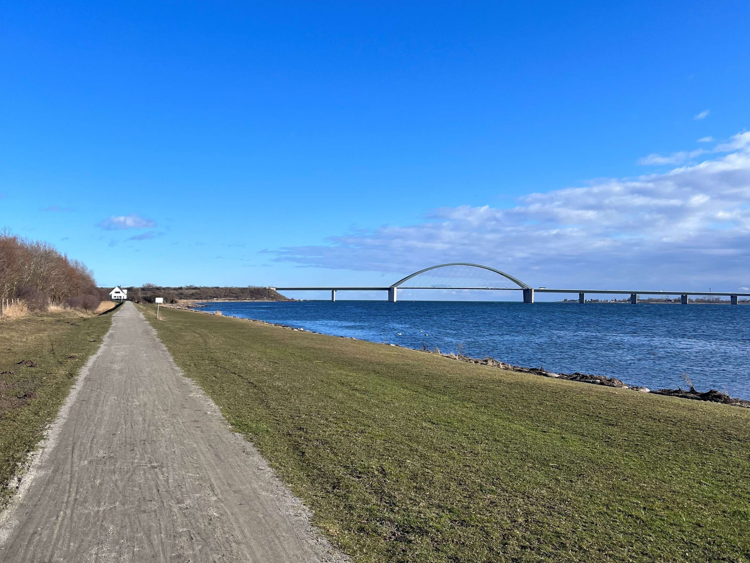 Radtour mit Blick auf die Fehmarnsundbrücke