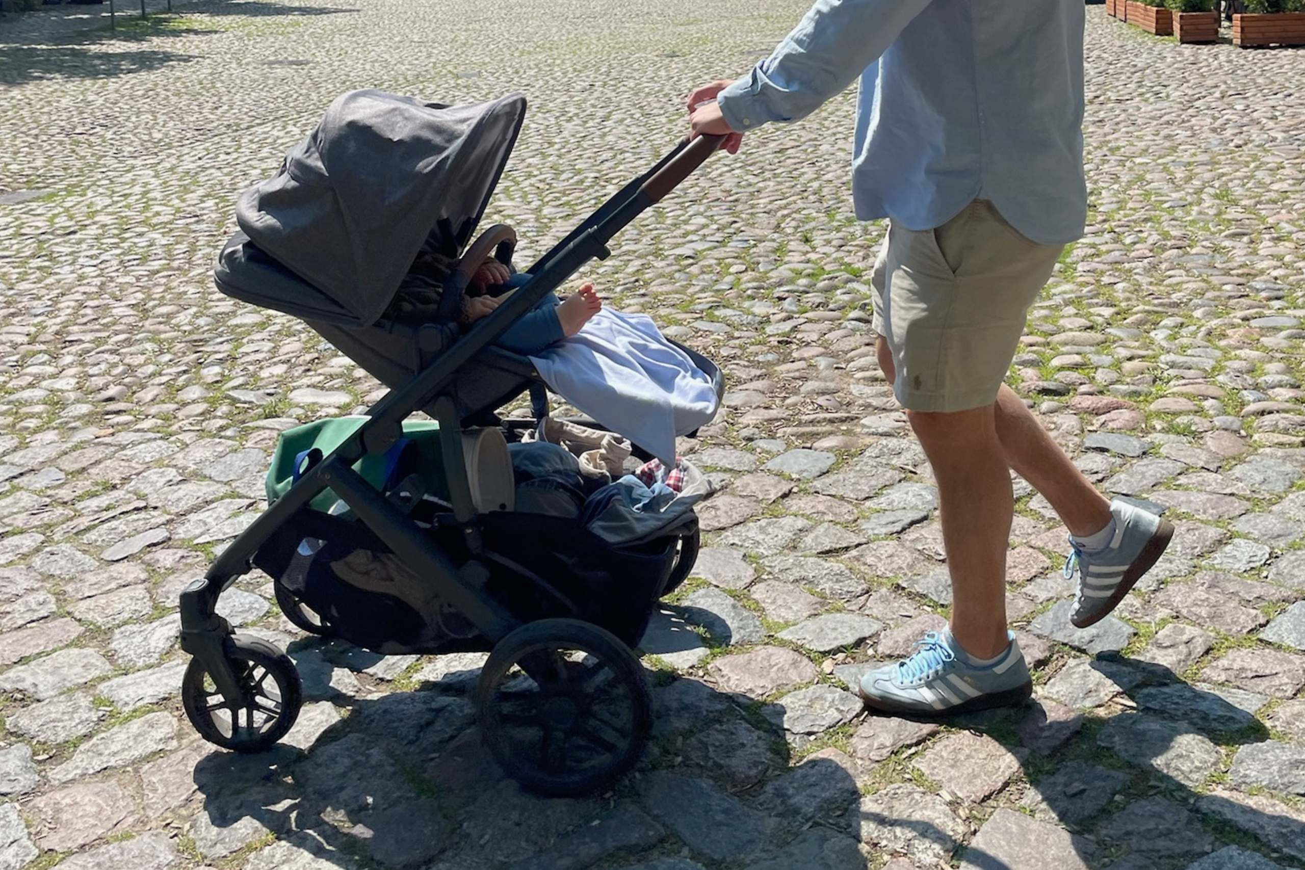 Baby im Kinderwagen in der Burger Altstadt auf Fehmarn