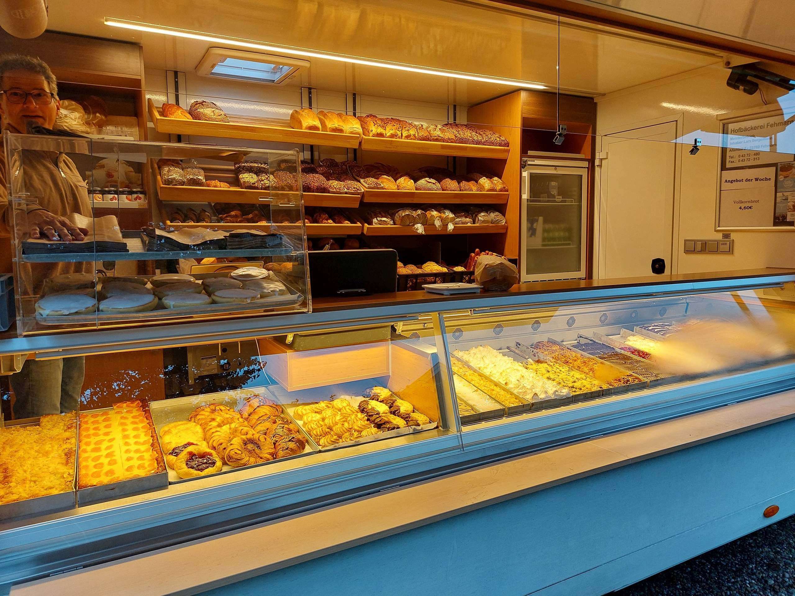 Kuchen & Brot im Verkaufswagen der Hofbäckerei Altenteil auf Fehmarn