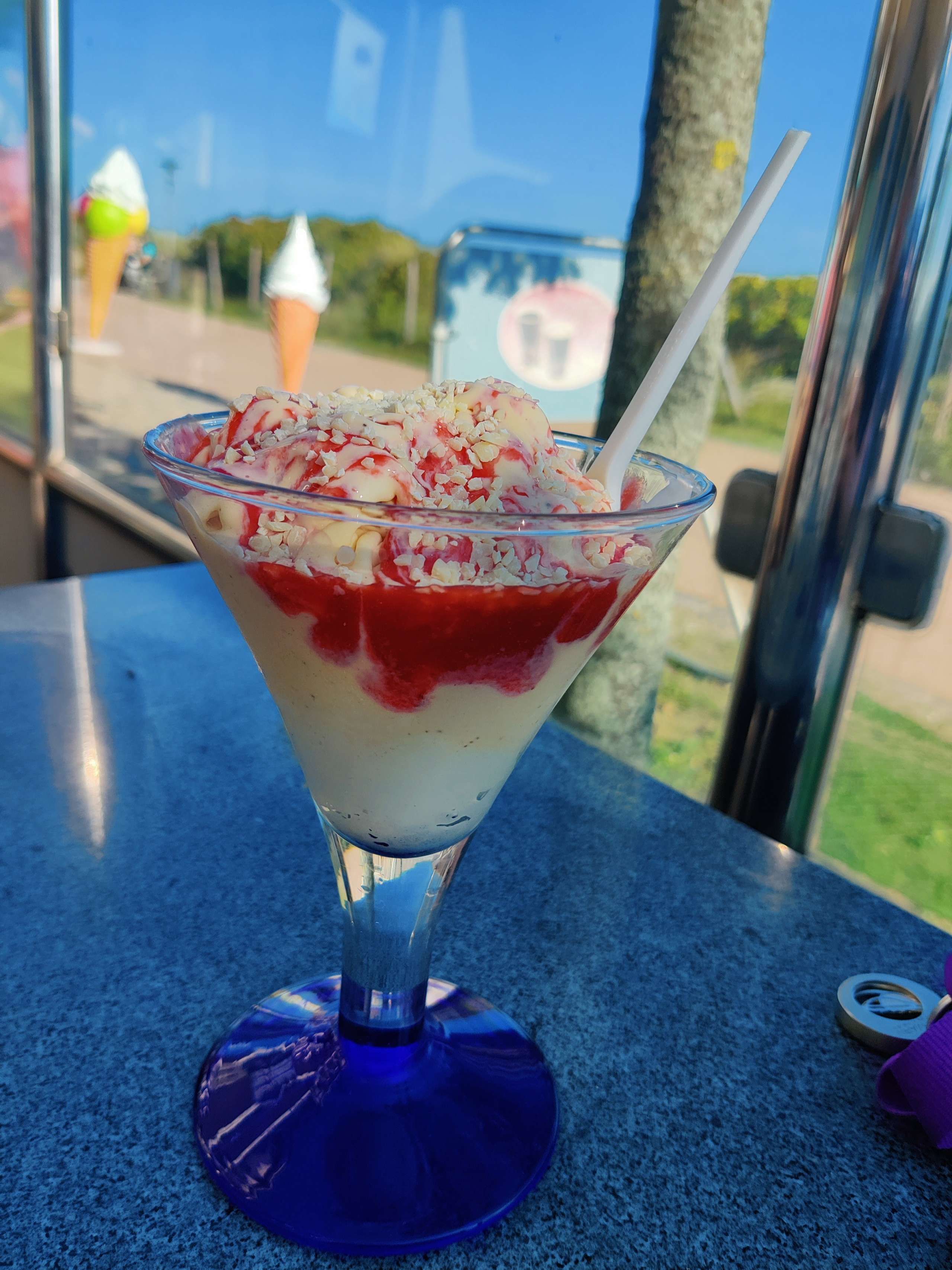 Eis essen am Südstrand auf Fehmarn 