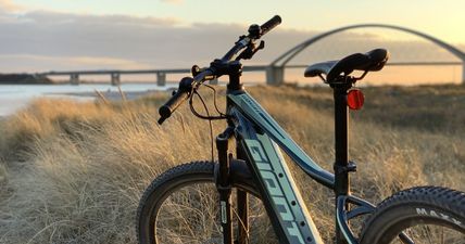 Fahrrad vor der Fehmarnsundbrücke