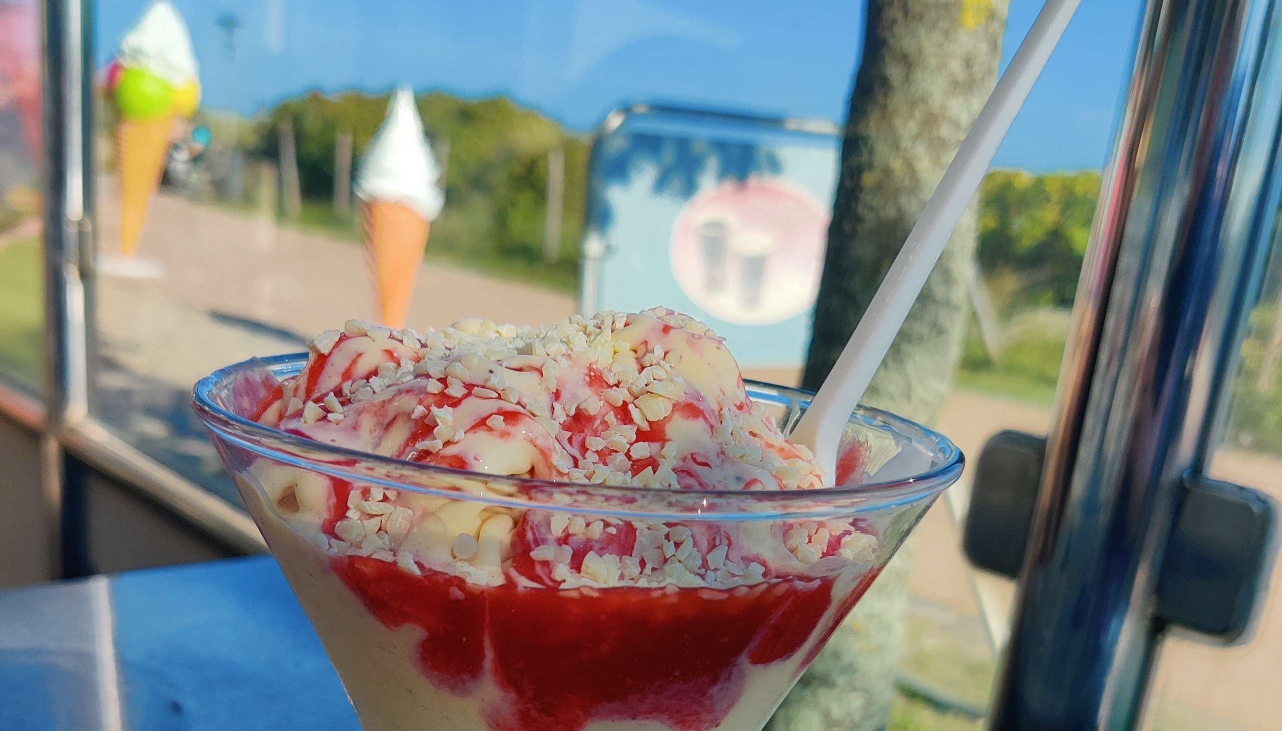 Eis essen am Südstrand auf Fehmarn 