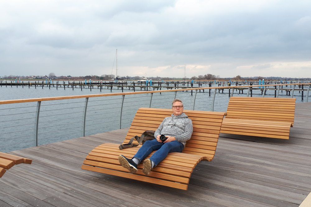 Fehmarn-Blogger Rolf auf der neuen Yachthafenpromenade in Burgtiefe