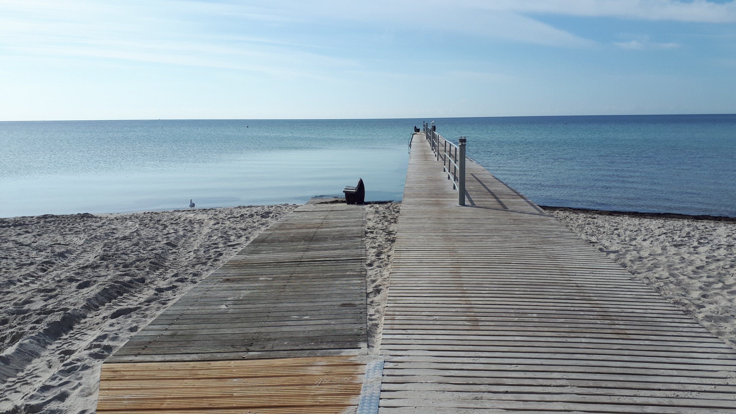 Barrierefreier Steg zum Meer am Südstrand auf Fehmarn