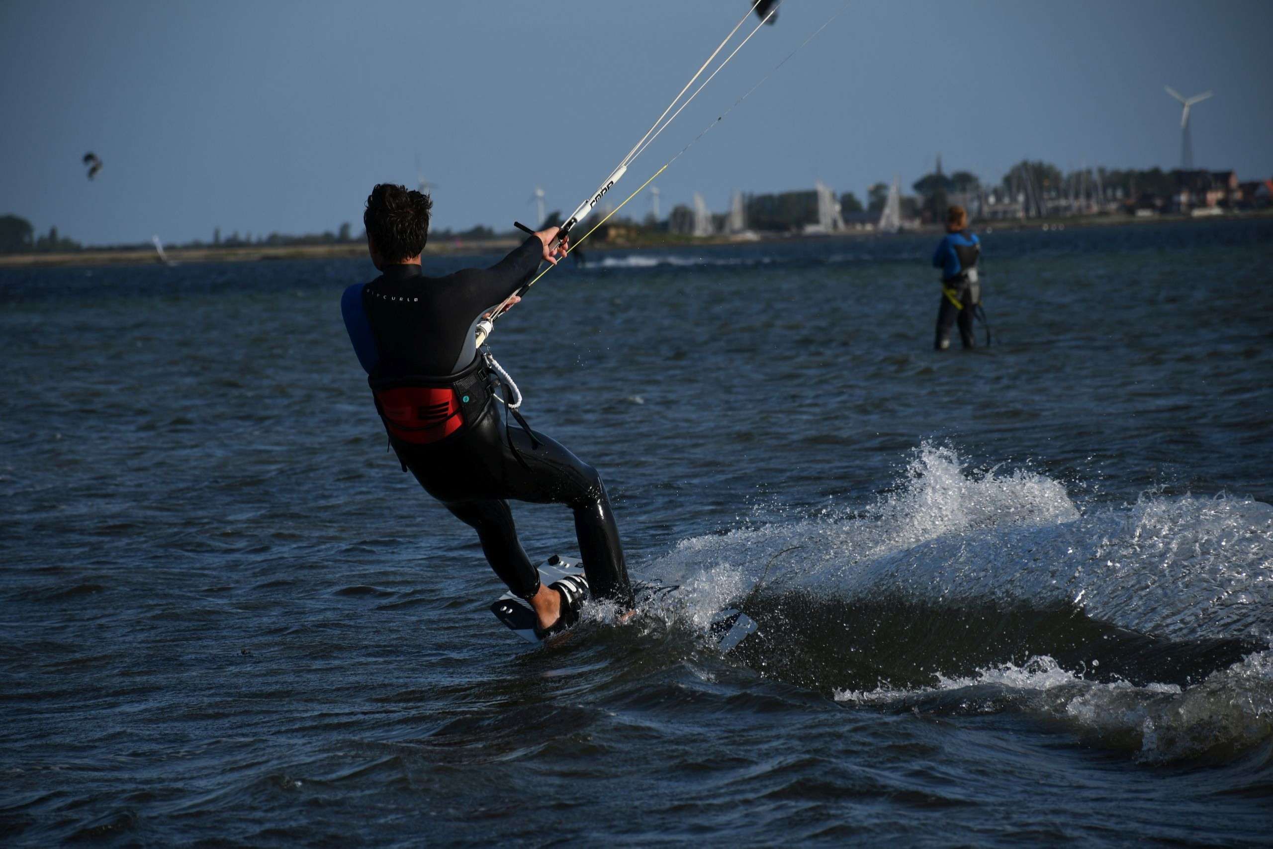 Kitesurfer in Gold