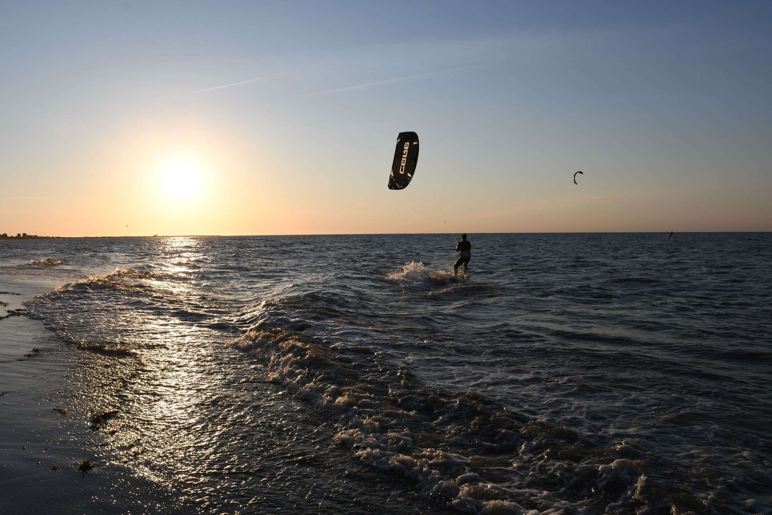 Kiter im Sonnenuntergang in Westermarkelsdorf