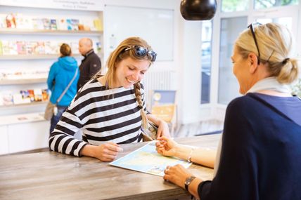 Gäste-Beratung in der Tourist-Info in Burg