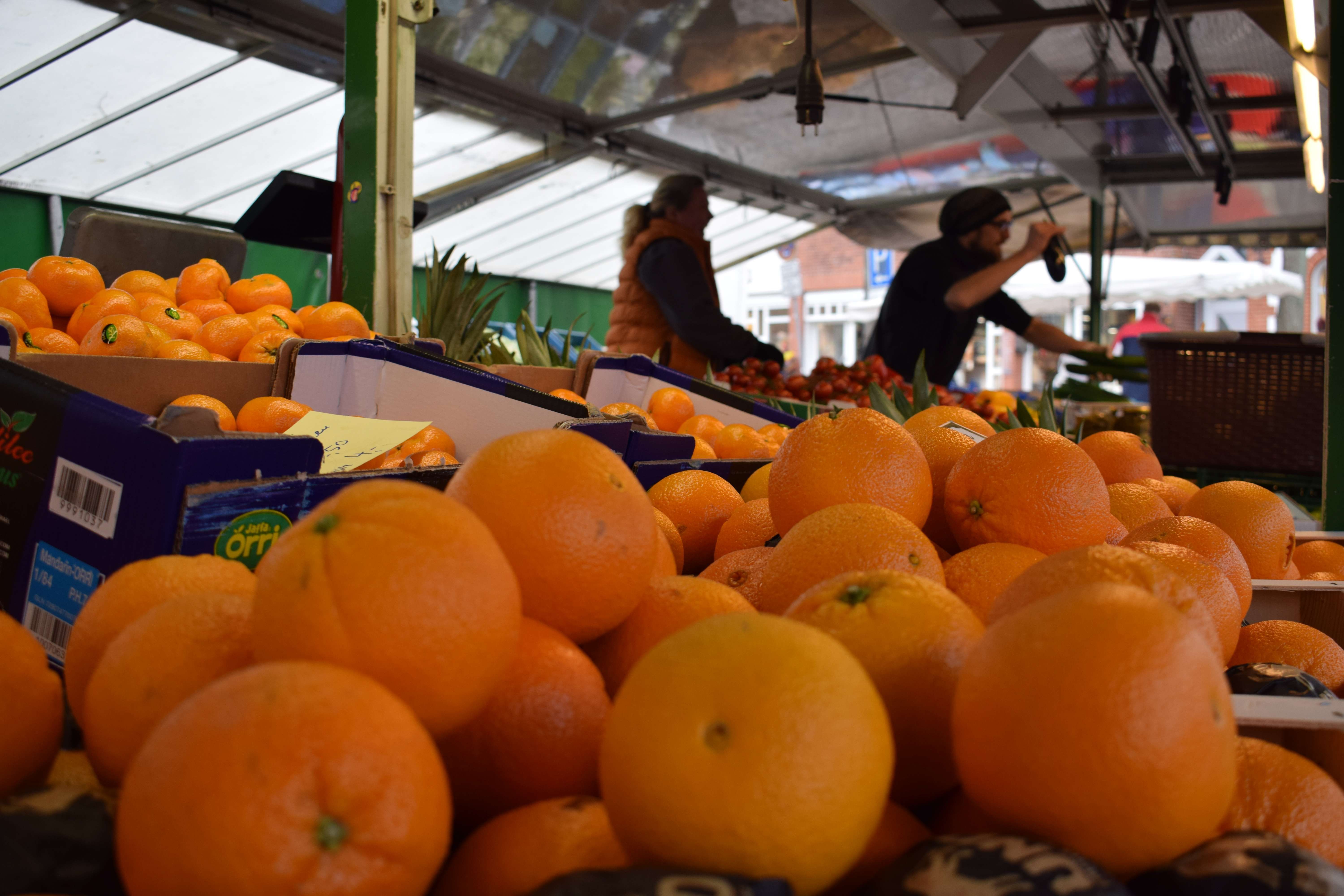 Obststand mit Orangen auf dem Wochenmarkt in Burg