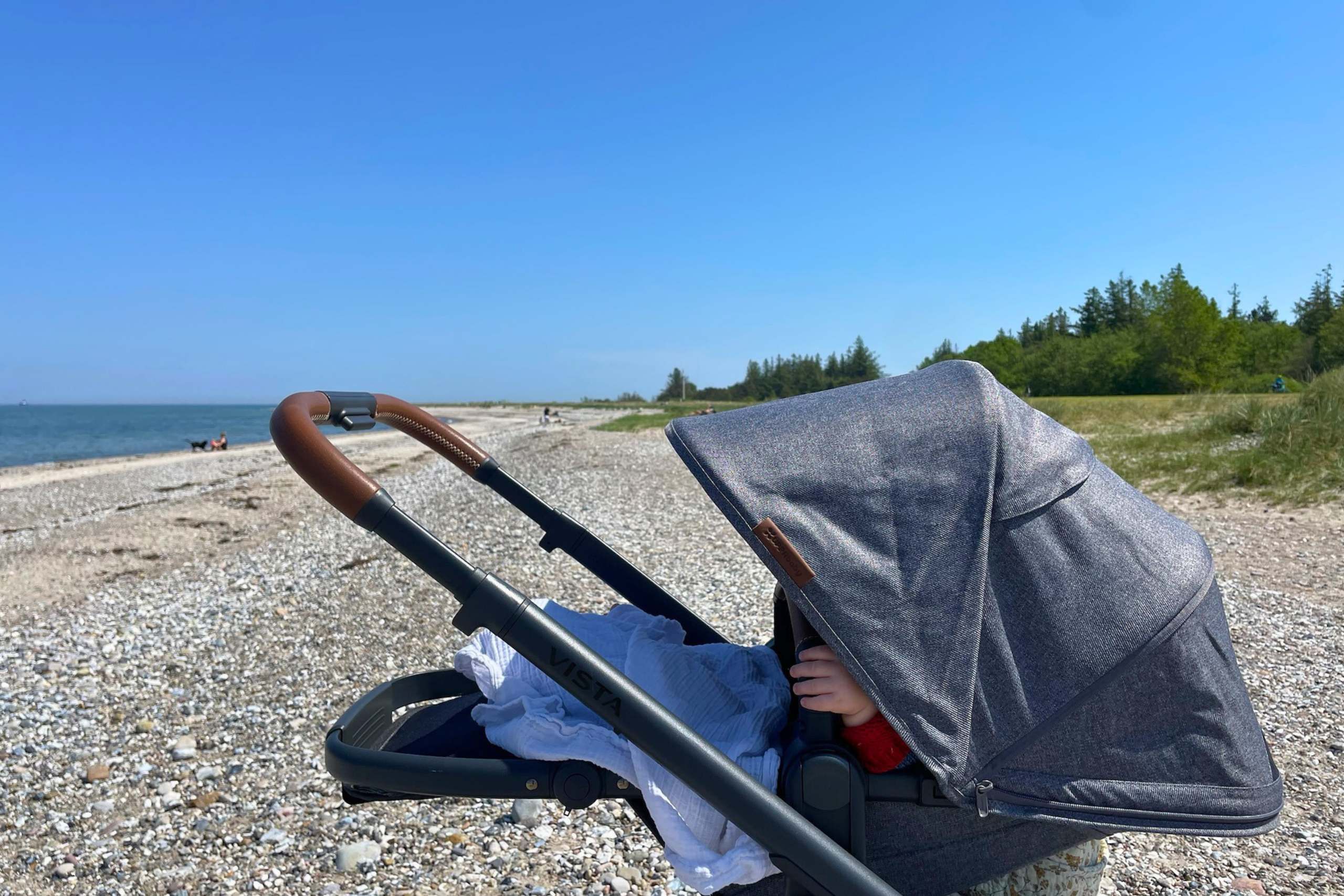 Baby in Kinderwagen am Gammendorfer Strand auf Fehmarn