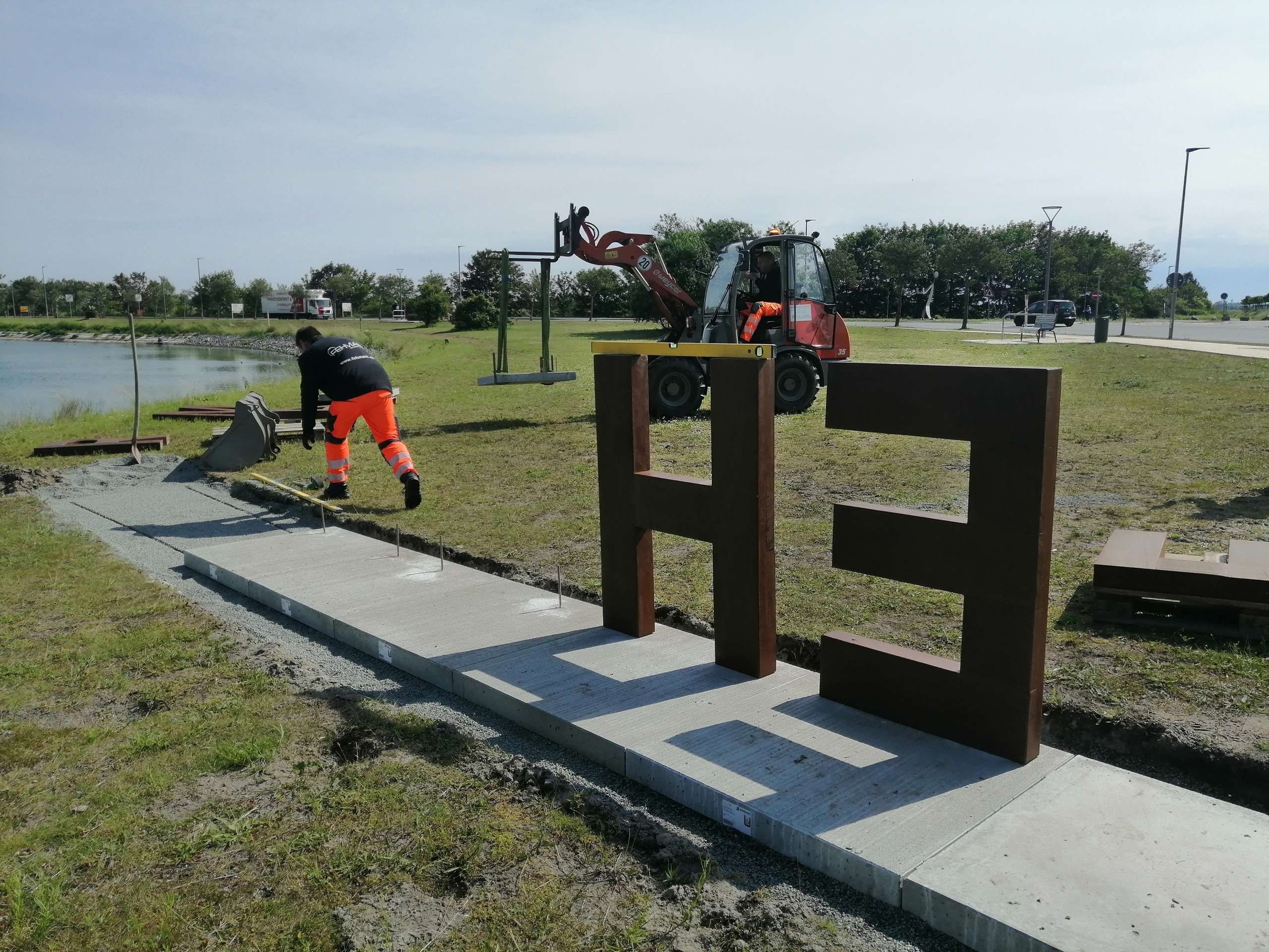 Aufbau des Fehmarnschriftzugs in Burgtiefe auf Fehmarn