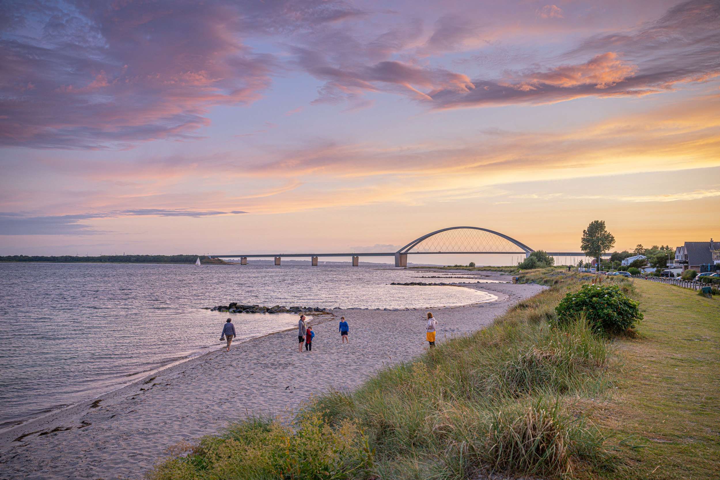 Fehmarnsundbrücke und Strand Fehmarnsund bei Sonnenuntergang