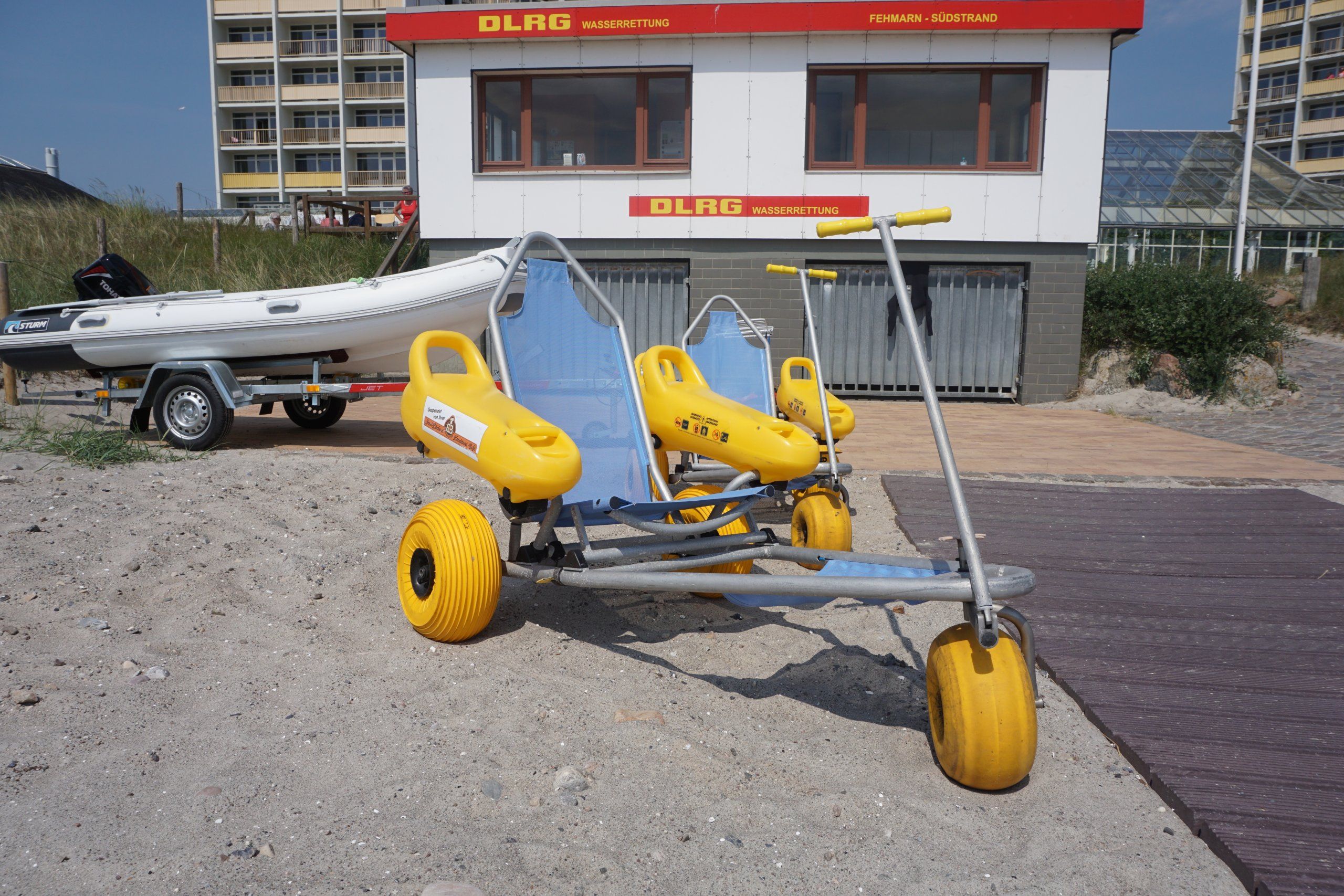 Strandrollstuhl der DLRG zum Ausleihen am Südstrand auf Fehmarn