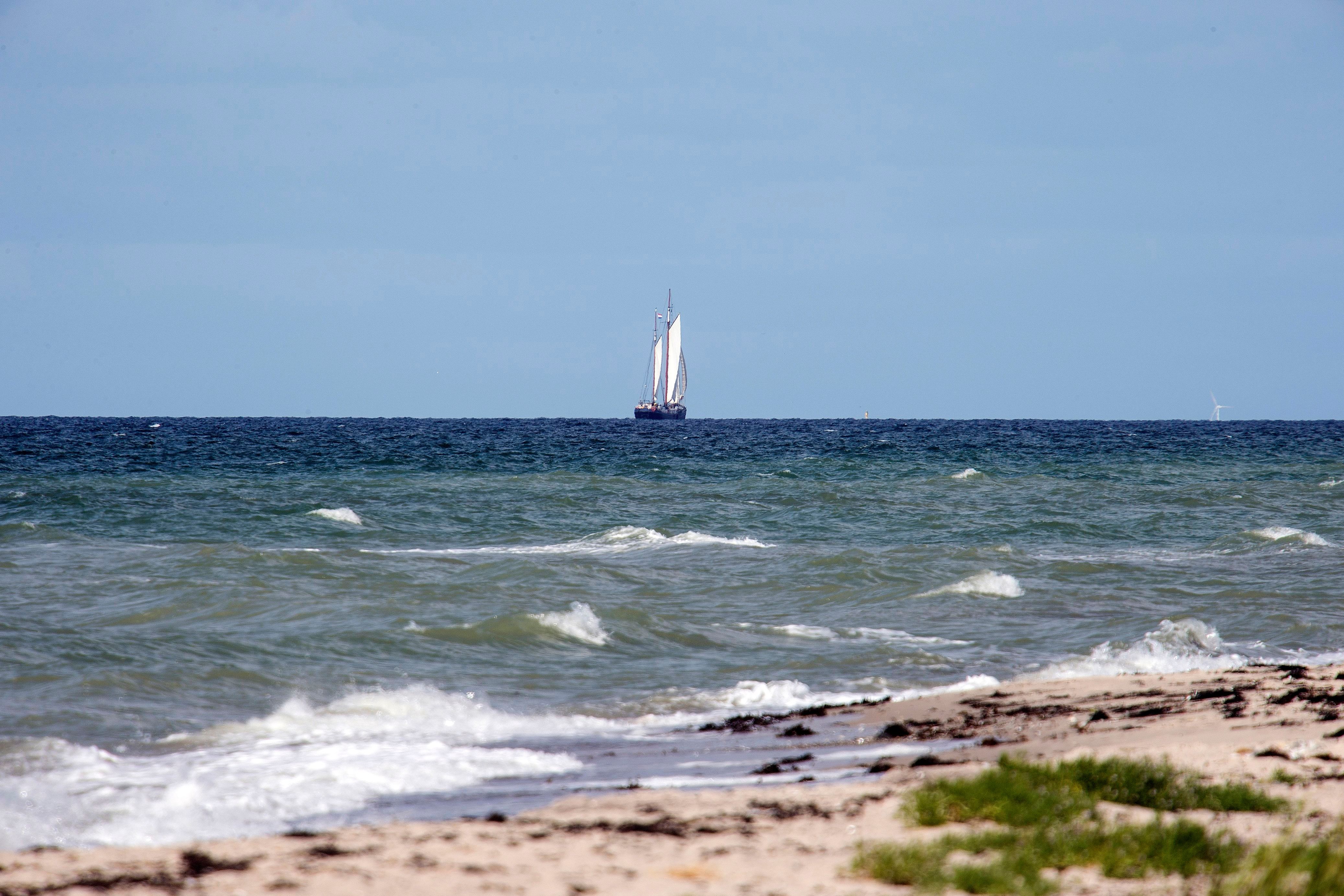 Segelschiff am Horizont auf dem Wasser