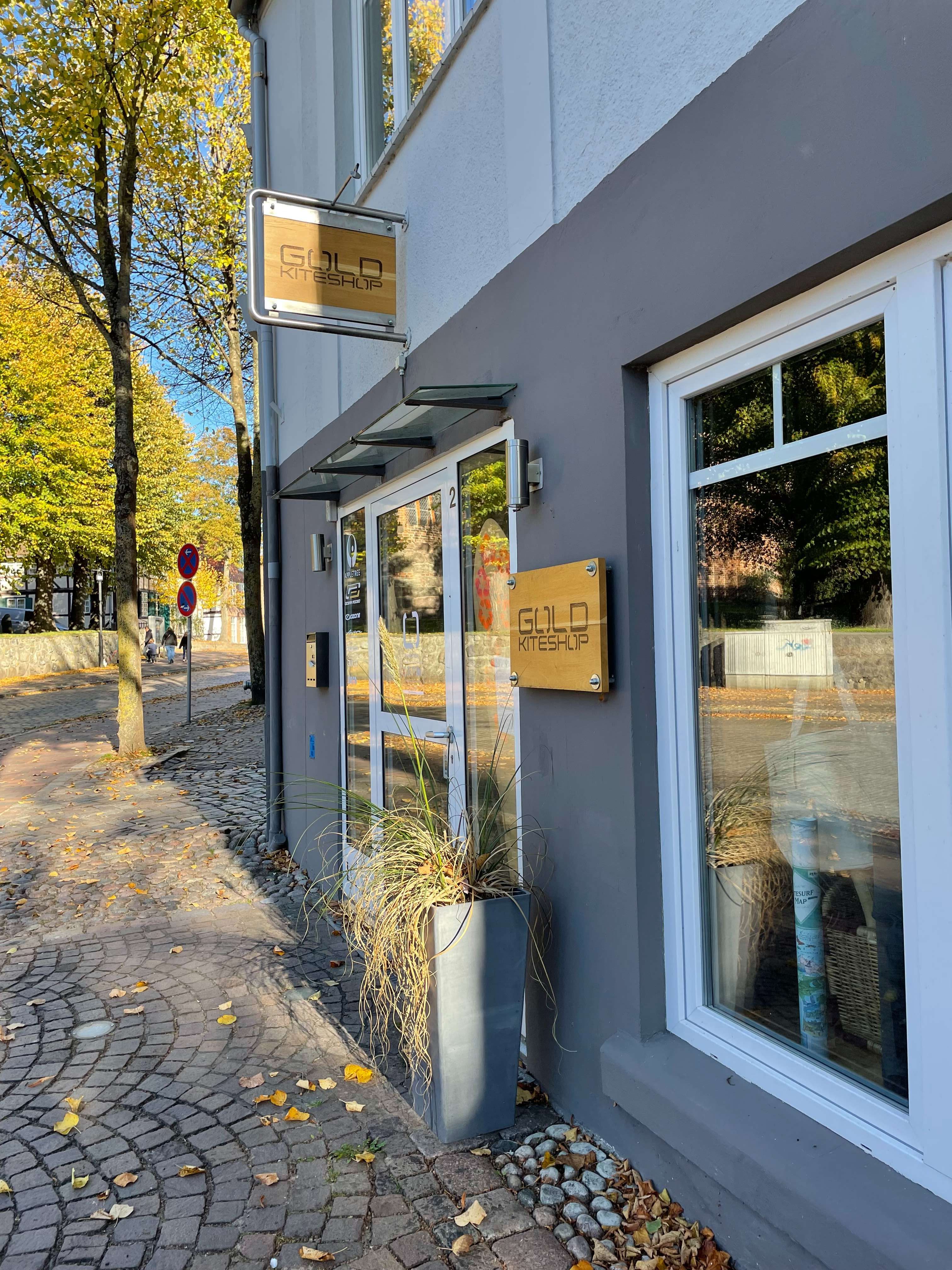 Shoppingtour im Gold Kiteshop in Burg auf Fehmarn 