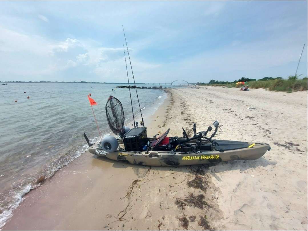 Ein Angelkajak am Strand auf Fehmarn