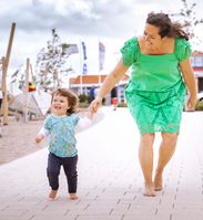 Fehmarn-Bloggerin Conny mit ihrer Tochter auf der Yachthafenpromenade in Burgtiefe